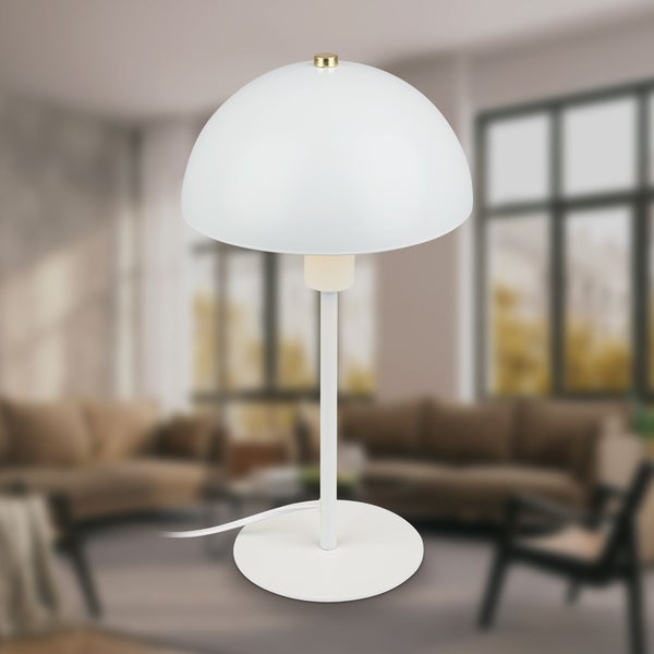 Moderne weiße Tischleuchte mit kuppelförmigem Schirm und schlankem Standfuß in einem hellen, aufgeräumten Wohnzimmer.