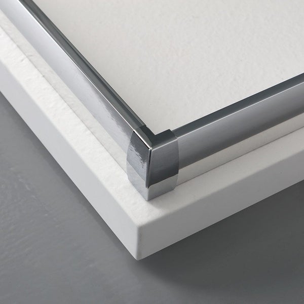 Detail einer Duschwanne mit Chromrand