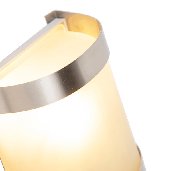 Nahaufnahme einer modernen Außenwandleuchte aus gebürstetem Edelstahl mit warmem Licht und mattem Diffusor.