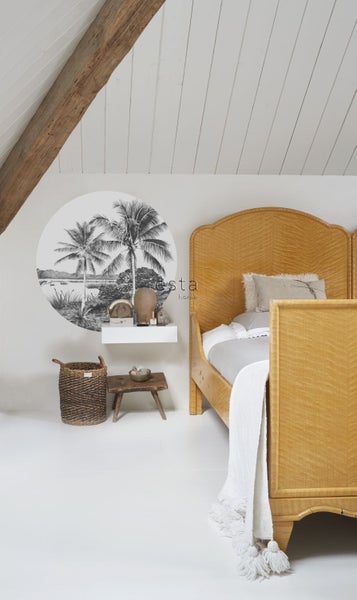 Schlafzimmer mit Doppelbett, Wandtattoo und Holzmöbeln in hellem Design