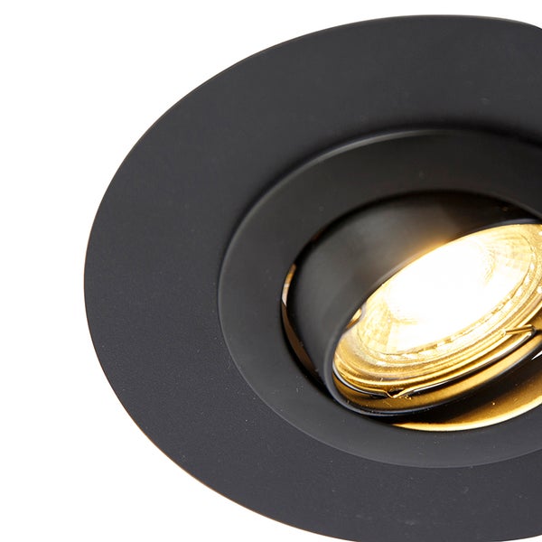 Runder Einbaustrahler in Schwarz matt, schwenkbar mit leuchtendem Leuchtmittel.