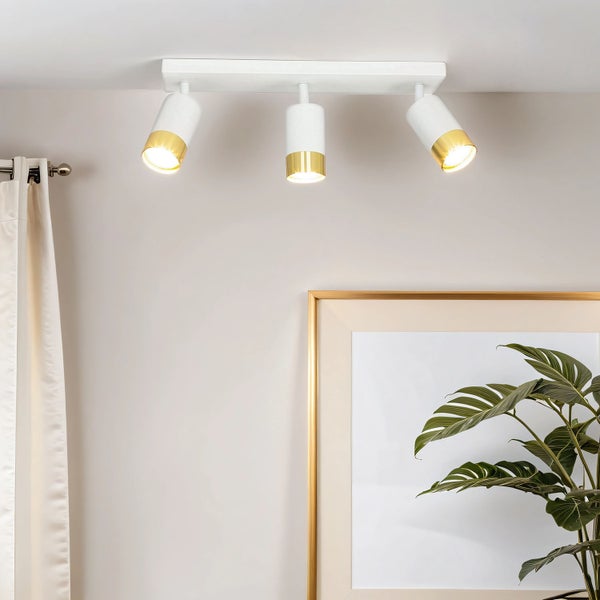 Deckenleuchte mit drei Strahlern im Innenraum