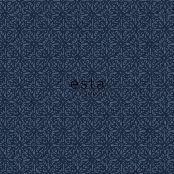 Esta Home Logo auf einer strukturierten Tapete mit Blumenmuster.