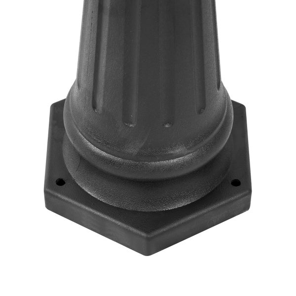 Sockel einer Außenleuchte mit sechseckigem Standfuß und kannelierter Säule.