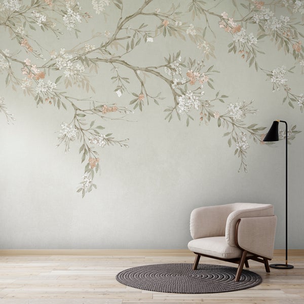 Dekorativer Raum mit einer blühenden Baum Tapete, einem Sessel, einer Stehlampe und einem runden Teppich