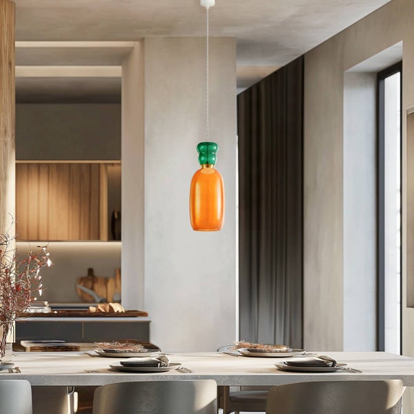 Moderne Glas-Pendelleuchte mit organischem Design über einem gedeckten Esstisch in einem hellen, offenen Wohnbereich.