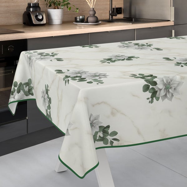 Tischdecke mit Blumenmuster auf einem Küchentisch