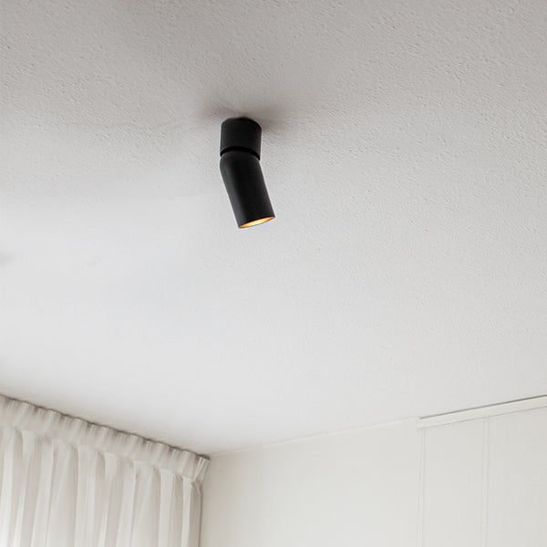 Schwenkbarer Deckenspot zur Raumbeleuchtung