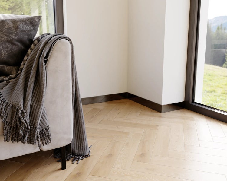 Heller Wohnraum mit Sofa, Decke und Fischgrätparkett