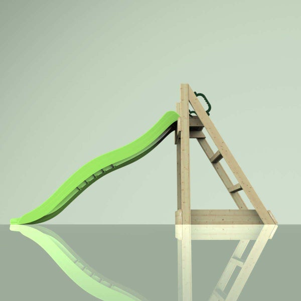 Freistehende Kinderrutsche mit einer grünen Wellenrutsche aus Kunststoff und einem Leitergestell aus Holz inklusive Sicherheitsgriff.