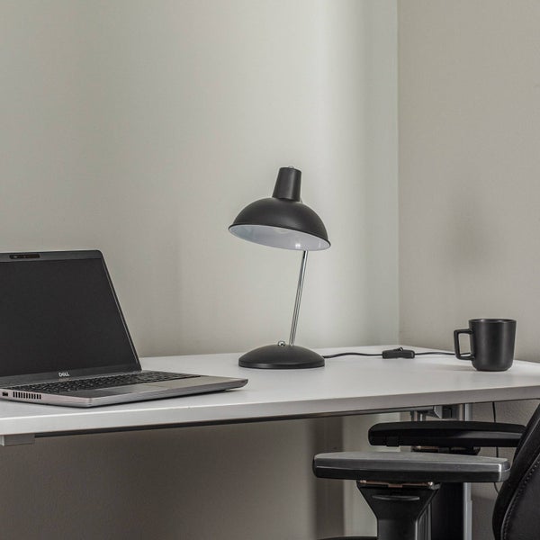 Schreibtisch mit Lampe, Laptop und Kaffeetasse