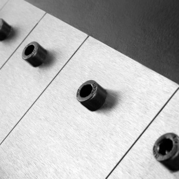 Detailansicht einer Wandgarderobe mit mehreren Mantelhaken