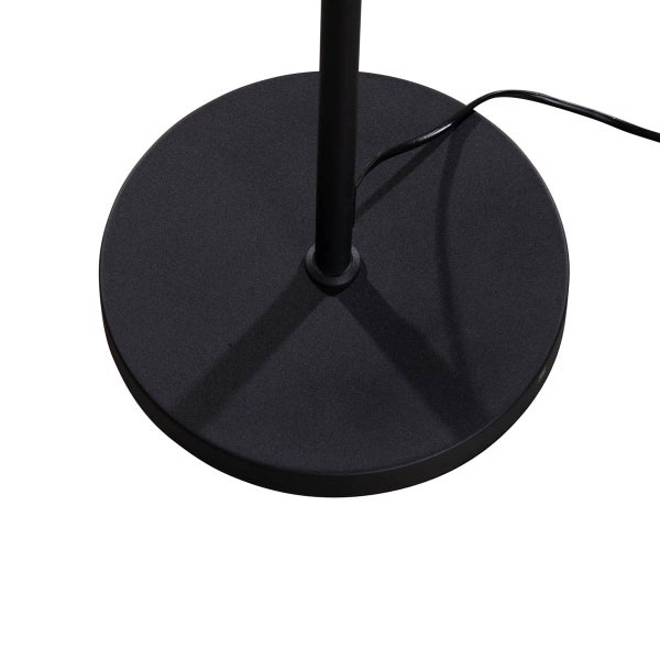 Detailansicht des Standfußes einer Stehlampe