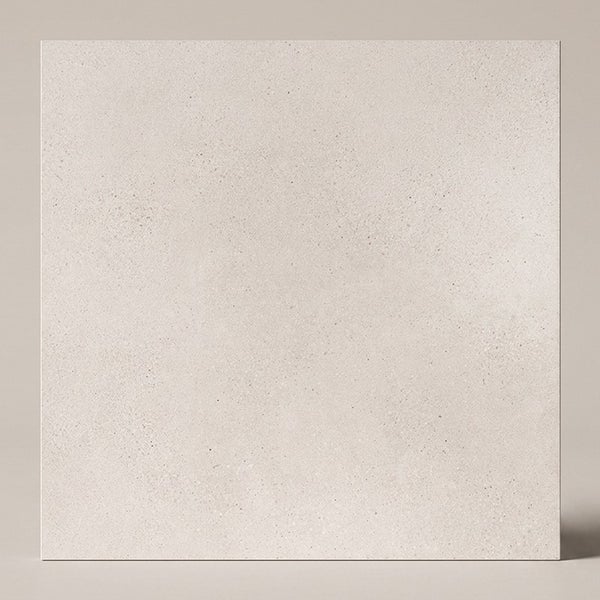 Quadratische Fliese mit feiner Steinoptik für Wand und Boden