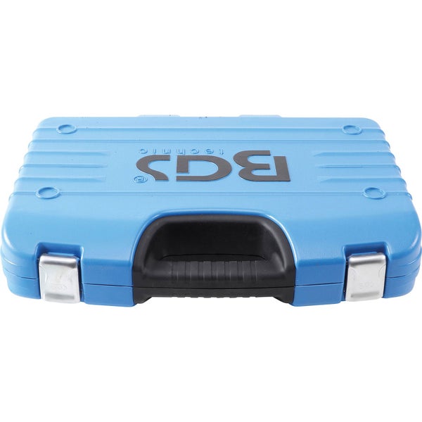 Blauer Werkzeugkoffer aus Kunststoff von BGS technic mit schwarzem Griff und Metallverschlüssen.