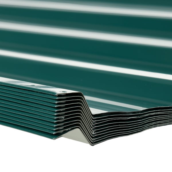 Stapel grüner Trapezbleche aus Metall für Dach und Wand.