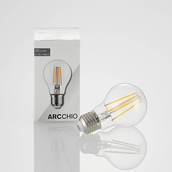 Arcchio LED-Filament-Leuchtmittel, E27, A60-Form, 6,5 Watt, 806 Lumen, Klarglas, neben Verpackung.