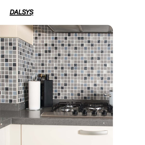 Moderne Küche mit Mosaikfliesen, Gaskochfeld, Arbeitsplatte und Eckprofil aus Metall. Dalsys Logo.