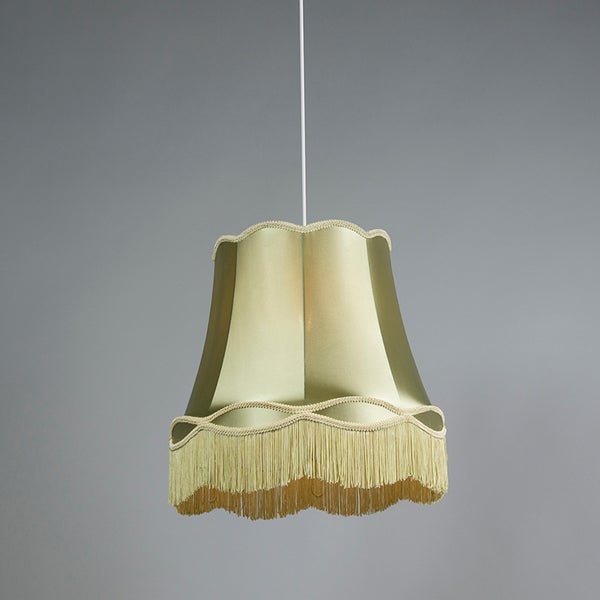 Pendelleuchte mit Stoffschirm, gewelltem Rand, dekorativer Borte und Fransen.
