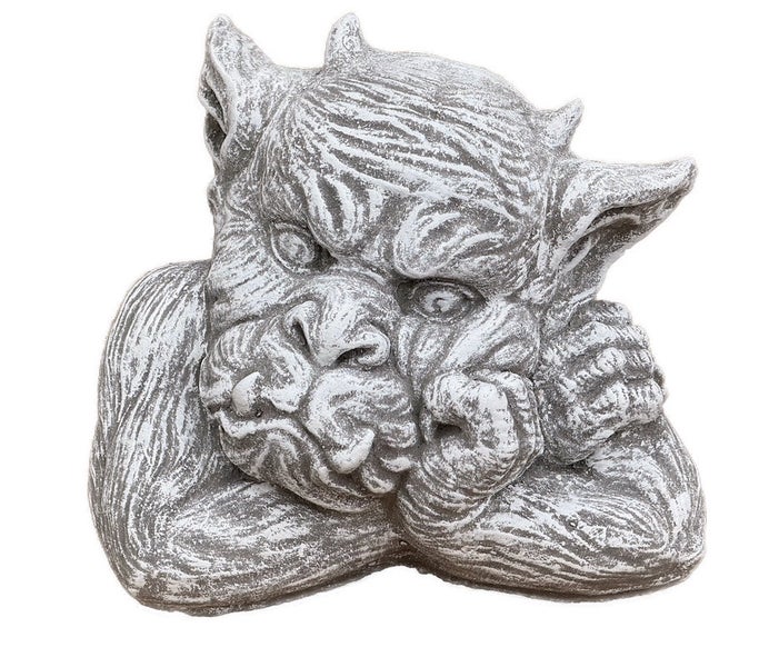 Gartenfigur Wasserspeier aus Steinguss in Form eines sitzenden Fabelwesens als Dekoration für den Außenbereich.