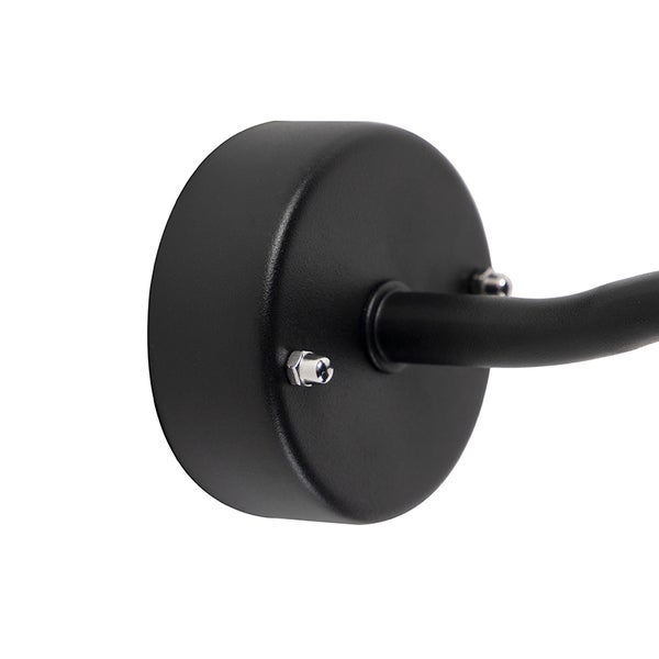 Wandhalterung einer schwarzen Leuchte aus Metall mit einem gebogenen Arm und sichtbaren Befestigungsschrauben.