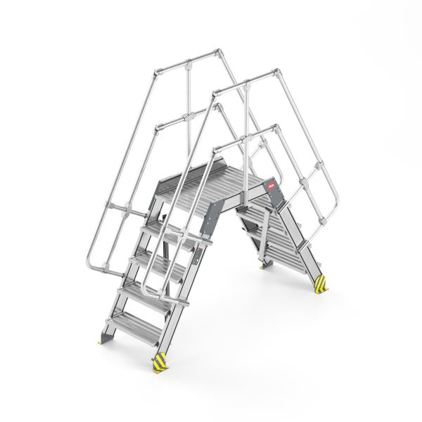 Aluminium Treppenpodest mit Handlauf für den sicheren Auf- und Abstieg.