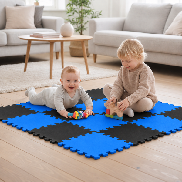 Zwei Kinder spielen auf einer Puzzlematte aus Schaumstoff mit einem schachbrettartigen Muster im Wohnzimmer.
