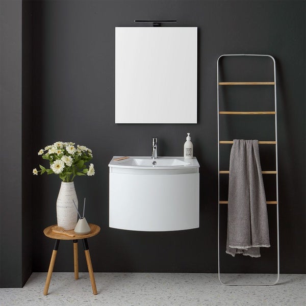 Modernes Badezimmer mit Waschbeckenunterschrank, Spiegel, Handtuchhalter und Dekoration