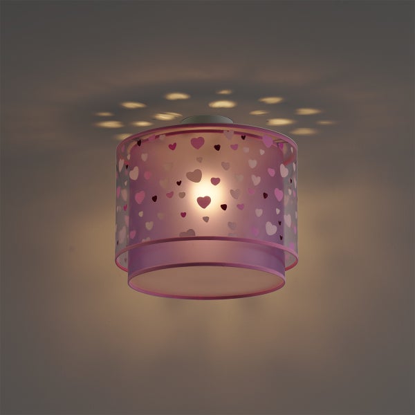 Rosa Deckenleuchte mit Herzmuster und Lichtprojektionen an der Decke.
