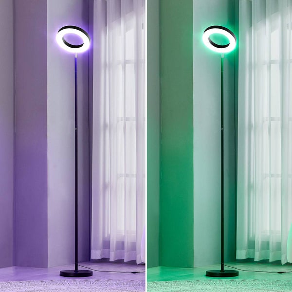 Moderne LED-Stehleuchte mit schwarzem Gestell und ringförmigem Kopf, dargestellt in einem Wohnraum mit violettem und grünem Farblicht.