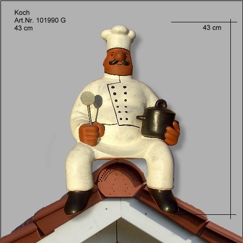 Firstfigur Koch in weißer Kleidung, 43 Zentimeter hoch, sitzend auf einem Firstziegel, mit Kochtopf und Küchenhelfern.