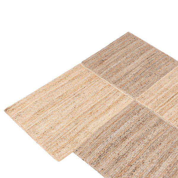 Geflochtener Jute-Teppich mit Karo-Muster in Naturtönen.