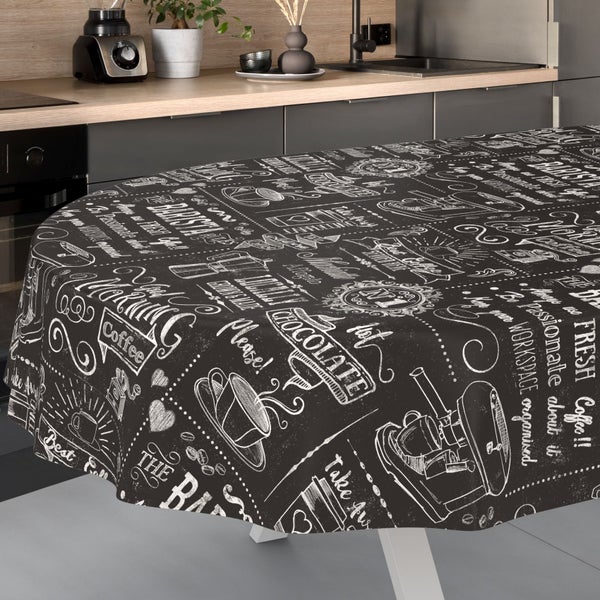 Runde Tischdecke in dunkler Kreide-Optik mit Kaffee- und Schokoladen-Motiven, dekoriert in einer modernen Küche.