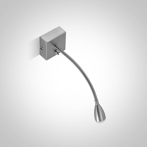 Wandleseleuchte mit flexiblem Arm, quadratischem Sockel und Kippschalter aus gebürstetem Metall.