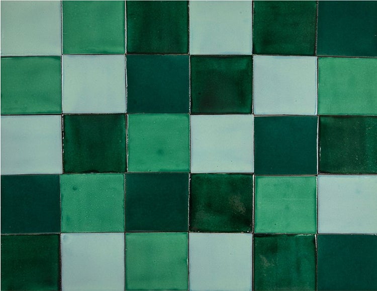 Quadratische Fliesen in verschiedenen Grüntönen