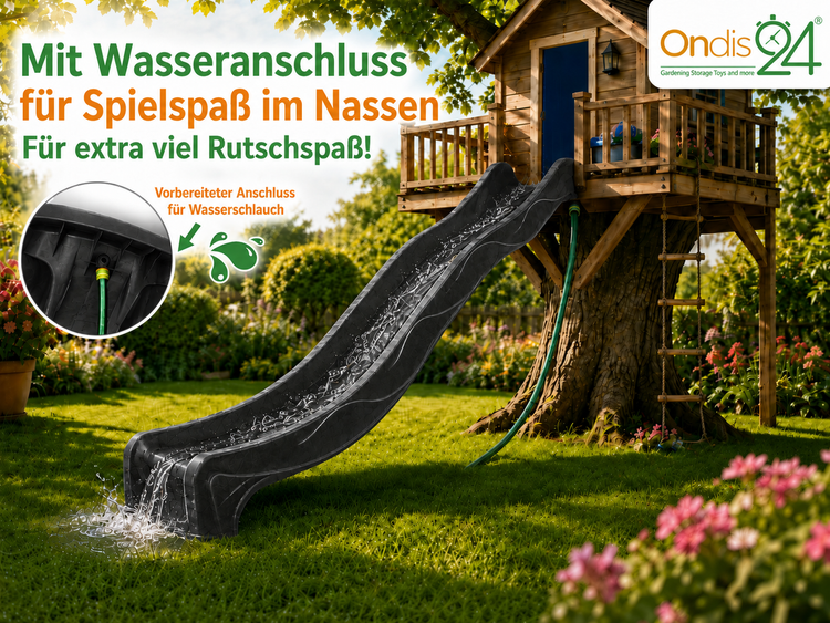 Gartenrutsche mit Wasseranschluss an einem Spielhaus aus Holz im Garten. Wasser fließt die Rutsche hinunter. Ondis24 Logo.