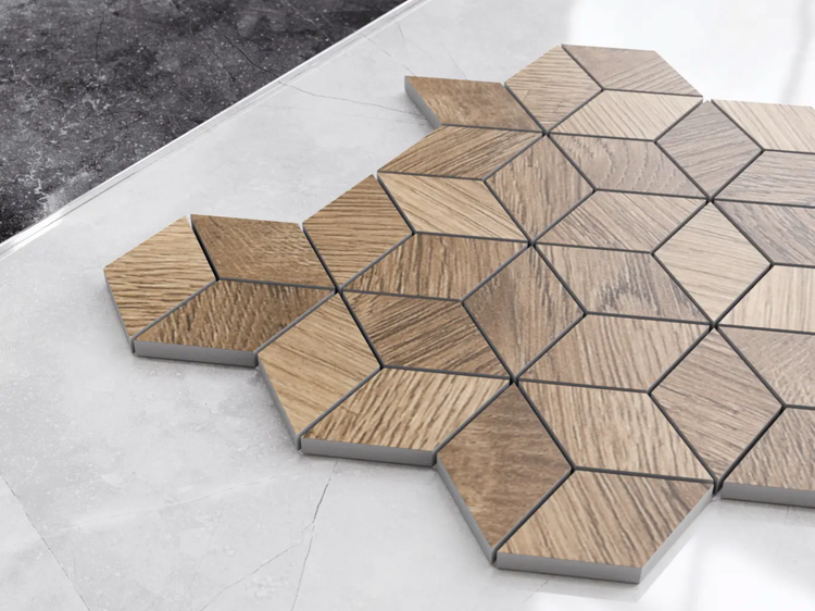 Mosaikfliesen in Holzoptik mit geometrischem Rautenmuster in Hexagonform auf hellem Untergrund.