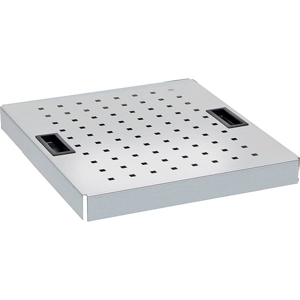 Gelochter Metallfachboden mit quadratischen Aussparungen und zwei schwarzen Griffen.