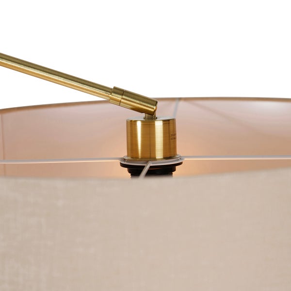 Detailaufnahme einer Lampe mit goldenem Lampenfuß und Lampenschirm