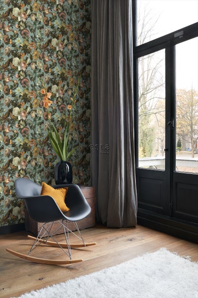 Dekoratives Interieur mit floraler Tapete, Sessel und Vorhang