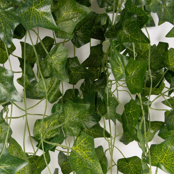 Künstlicher Efeu mit grünen Blättern und feinen Kunststoffranken.