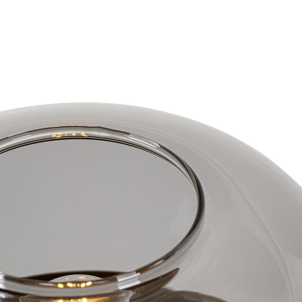 Nahaufnahme einer Lampe mit Glühbirne und Lampenschirm