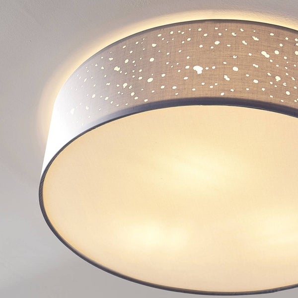 Runde Deckenleuchte mit Textilschirm und Sternenhimmel-Effekt durch kleine Perforationen.