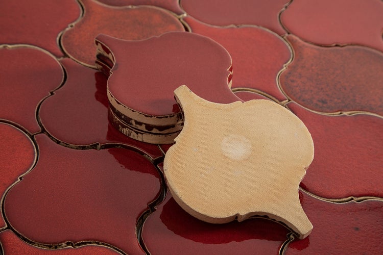 Rote Mosaikfliesen im orientalischen Design mit gelben Lilienblüten