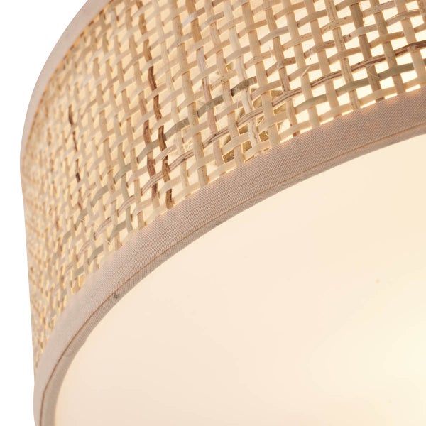 Nahaufnahme einer Deckenleuchte mit Rattanmuster