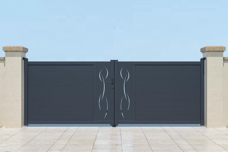 Zweiflügeliges Einfahrtstor aus Metall mit horizontalen Lamellen und dekorativem Wellenmuster, montiert zwischen zwei Steinpfeilern.