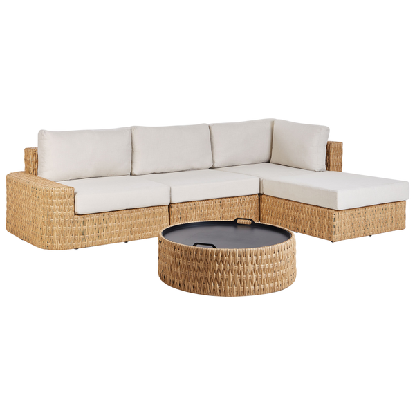 Lounge-Set bestehend aus einem L-förmigen Ecksofa mit hellen Polstern und einem runden Couchtisch in Flechtoptik.