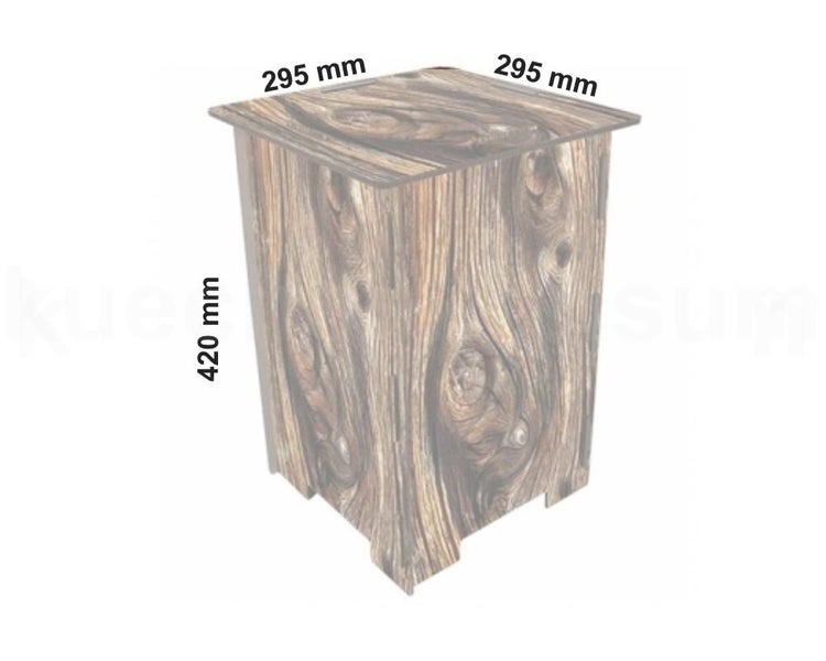 Quadratischer Beistelltisch in Holzoptik mit einer Höhe von 420 Millimetern und einer Breite sowie Tiefe von 295 Millimetern.
