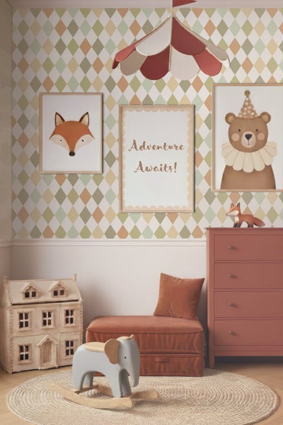 Kinderzimmer mit Tierbildern, Spielzeug und Kommode