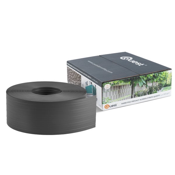 Quest Lux Sichtschutzstreifen aus hartem Polyvinylchlorid für Zäune, 900 Gramm pro Quadratmeter, auf Rolle neben Produktverpackung mit Quest Logo.